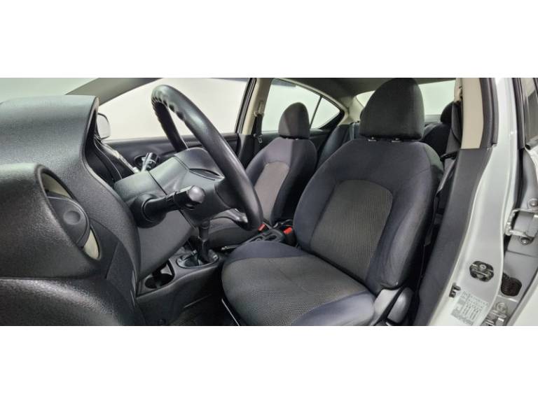 NISSAN - VERSA - 2013/2013 - Prata - R$ 44.900,00